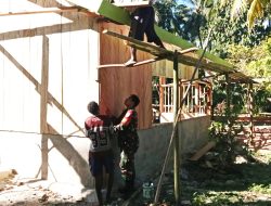Babinsa Bantu Pemasangan Dinding Rumah Warga