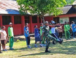Babinsa Latih PBB dan Pengibaran Bendera kepada Siswa SMKN Pertanian Biak