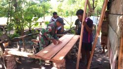 Babinsa Supiori Bantu Warga Buat Para-Para