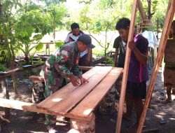 Babinsa Supiori Bantu Warga Buat Para-Para
