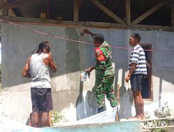 Babinsa Posramil Warsa Bantu Warga Acian Dinding Rumah