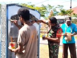 Sambut HUT Ke-81 RI, Babinsa dan Warga Kompak Percantik Tugu Kampung Afefbo