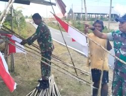 Sambut HUT Ke-81 RI, Babinsa dan Warga Gotong-Royong Pasang Bendera Merah Putih