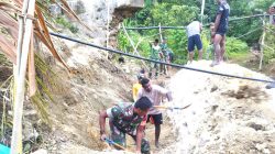 Babinsa Bantu Pekerja Pembangunan Jembatan Merah Putih di Kampung Odori