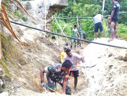 Babinsa Bantu Pekerja Pembangunan Jembatan Merah Putih di Kampung Odori