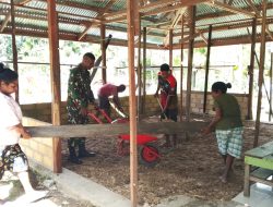 Babinsa Bantu Pembangunan Rumah Warga Kampung Napdori