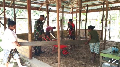 Babinsa Bantu Pembangunan Rumah Warga Kampung Napdori