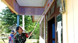 Gotong-Royong Babinsa dan Warga Percantik Balai Kampung Asur