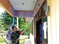 Gotong-Royong Babinsa dan Warga Percantik Balai Kampung Asur