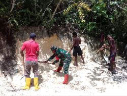 Babinsa Numfor Gotong-Royong Bersama Jemaat Bangun Pagar Gereja di Kampung Yenbeba