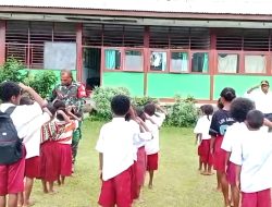 Babinsa Latih Karakter Murid SD Inpres Sarwa Lewat PBB