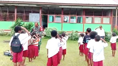 Babinsa Latih Karakter Murid SD Inpres Sarwa Lewat PBB