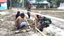 Sambut HUT Ke-81 RI, Babinsa dan Warga Gotong-Royong Buat Pagar Jalan