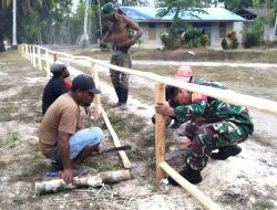 Sambut HUT Ke-81 RI, Babinsa dan Warga Gotong-Royong Buat Pagar Jalan