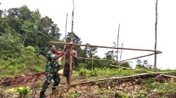Pererat Kebersamaan, Babinsa Gelar Karya Bakti di Kampung Manbesak