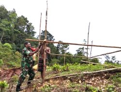 Pererat Kebersamaan, Babinsa Gelar Karya Bakti di Kampung Manbesak