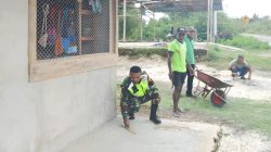 Babinsa Bantu Cor Lantai Kios Warga