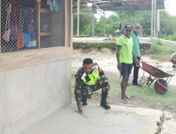 Babinsa Bantu Cor Lantai Kios Warga