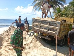 Babinsa Warsa Karya Bakti Muat Pasir dalam Truk untuk Pembangunan Gereja
