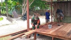 Babinsa Supiori Utara Bantu Warga Bangun Kios
