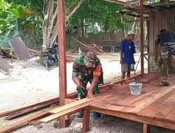 Babinsa Supiori Utara Bantu Warga Bangun Kios