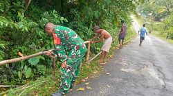 Sambut HUT RI, Babinsa Bersama Warga Buat Pagar Kampung Napdori