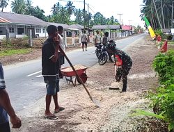 Babinsa Numfor Gotong-Royong Timbun Bahu Jalan Berlubang Bersama Warga