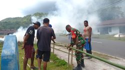 Babinsa Bantu Buat Pagar Kantor Kampung Maniri