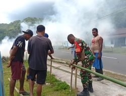 Babinsa Bantu Buat Pagar Kantor Kampung Maniri