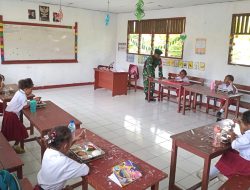 Babinsa Biak Kota Dampingi Pendistribusian MBG di SDN Samau