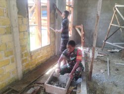 Babinsa Supiori Selatan Bantu Percepatan Pembangunan TK