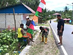 Sambut HUT Ke-81 RI, Babinsa dan Warga Gotong-Royong Pasang Umbul-Umbul