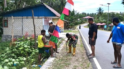Sambut HUT Ke-81 RI, Babinsa dan Warga Gotong-Royong Pasang Umbul-Umbul