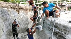 Karang Keras Tak Halangi Semangat Prajurit Kodim 1708/BN Membangun Jembatan