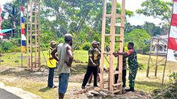 Sambut HUT Ke-81 RI, Babinsa Biak Timur Bersama Warga Karya Bakti Buat Gapura