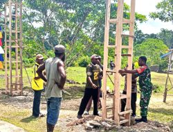Sambut HUT Ke-81 RI, Babinsa Biak Timur Bersama Warga Karya Bakti Buat Gapura