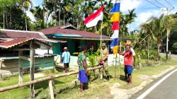 Babinsa Biak Barat Ajak Warga Pasang Bendera Merah Putih