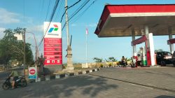 Tak Tahu Aturan…! Seorang Petugas SPBU Tegak Gede Larang Pembelian BBM Jenis Pertamax Menggunakan Jerigen 5 Liter Saat Situasi Darurat