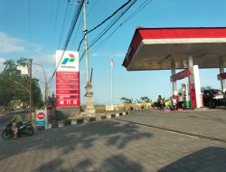 Tak Tahu Aturan…! Seorang Petugas SPBU Tegak Gede Larang Pembelian BBM Jenis Pertamax Menggunakan Jerigen 5 Liter Saat Situasi Darurat