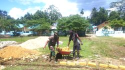 Babinsa Supiori Selatan Bantu Pembangunan SD Ababiadi di Kampung Odori