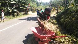 Babinsa dan Warga Dofyo Wafor Gotong-Royong Bersihkan Bahu Jalan