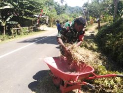 Babinsa dan Warga Dofyo Wafor Gotong-Royong Bersihkan Bahu Jalan