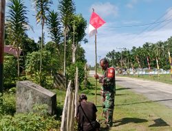 Sambut HUT Ke-81 RI, Babinsa dan Warga Kampung Sarwa Pasang Bendera Merah Putih