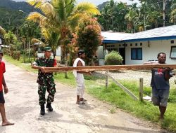 Babinsa Supiori Selatan Bantu Warga Angkut Kayu ke Dalam Truk