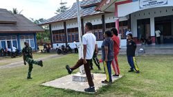 Babinsa Latih Tata Cara Pengibaran Bendera Siswa SMAN 2 Biak Utara