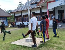 Babinsa Latih Tata Cara Pengibaran Bendera Siswa SMAN 2 Biak Utara