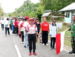 Babinsa Amankan Jalan Sehat HUT Ke-81 RI di Biak Timur