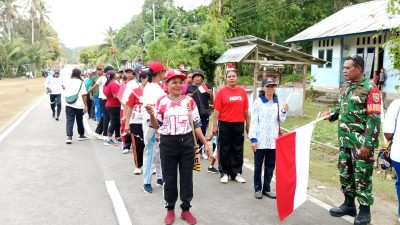 Babinsa Amankan Jalan Sehat HUT Ke-81 RI di Biak Timur