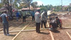 Babinsa Bersama Warga Pasang Baliho HUT Ke-81 RI di Lapangan Sospol