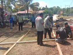 Babinsa Bersama Warga Pasang Baliho HUT Ke-81 RI di Lapangan Sospol